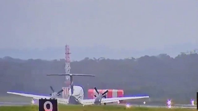 Piloto pousa avião sem trem de pouso em Newcastle, na Austrália; veja