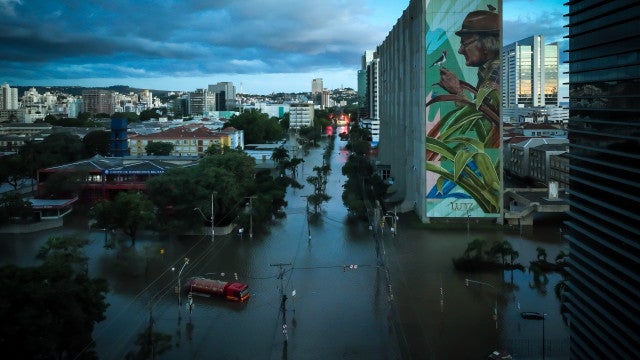 Com chuva forte, água sobe pelos bueiros e volta a inundar ruas em Porto Alegre