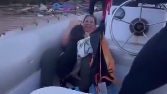 Mulher se emociona ao ver o seu cão em resgate nas cheias: "Único amigo"
