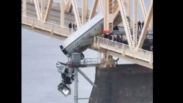Motorista perde controle de caminhão e fica pendurada em ponte; veja