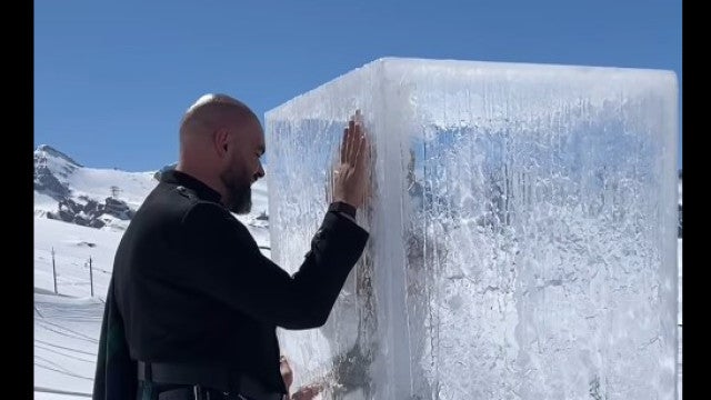 Noiva emerge de cubo de gelo e surpreende convidados; veja as fotos