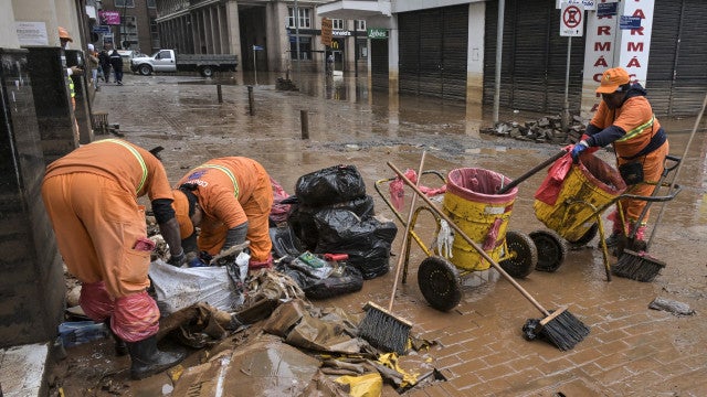 Centro de Porto Alegre vira cenário de lixo e entulho após baixa da cheia