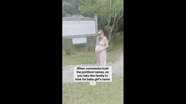 Grávida procura inspiração para nomes de bebês em cemitério