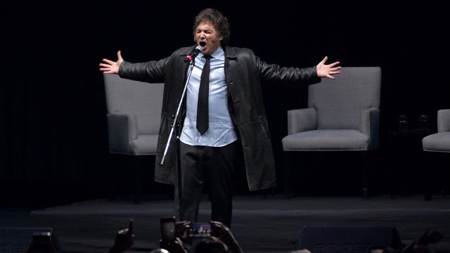 Javier Milei faz lançamento de livro virar show de rock; veja as imagens