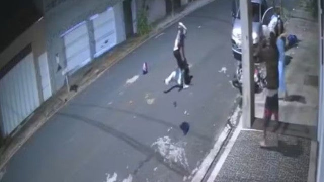 Casal reage a assalto e dá surra em ladrões; momento ficou gravado