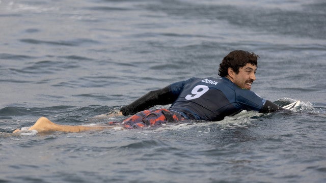 Surfista Yago Dora supera número 3 do mundo e está nas oitavas de final em Teahupoo