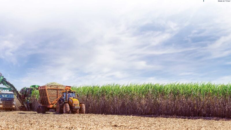Caminhões de transbordo de 30 toneladas ganham eficiência com pneu Superflot
