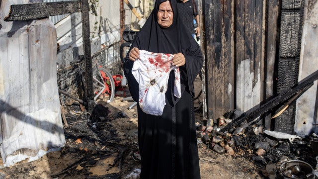 Israel bombardeia campo de refugiados em Gaza definido como "zona segura"