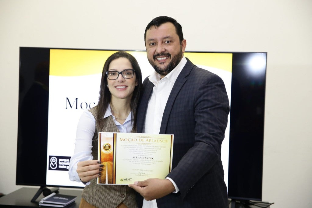 Janaina Riva faz homenagem a 20 servidores do estado de Mato Grosso