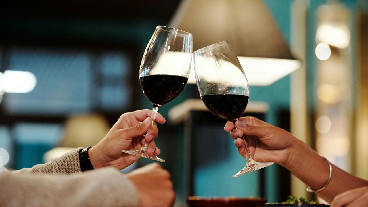 Restaurante Vicoboim presenteia clientes com taça de vinho no Dia dos Namorados