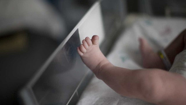 Mulher de 63 anos dá à luz bebê na Itália após fertilização na Ucrânia