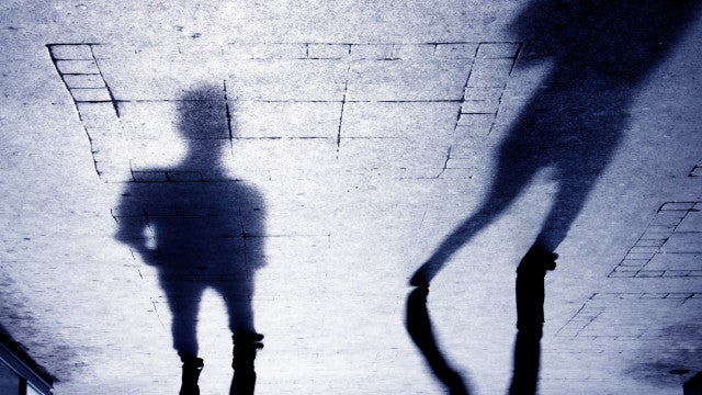 Mulher morde língua de agressor em ataque sexual e entrega à polícia