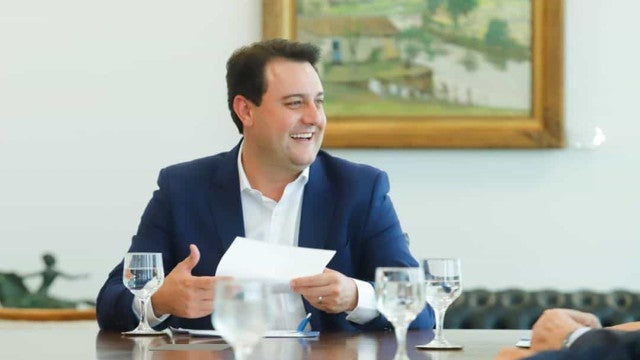 Ratinho quer entregar gestão de escolas a empresas e enfrenta protestos no Paraná