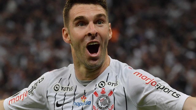 Ex-Corinthians é internado dias antes de jogo de despedida no futebol