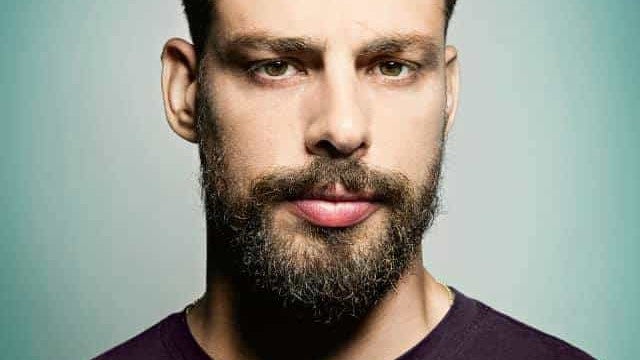 Cauã Reymond se revolta após ter cães envenenados: ‘Um está à beira da morte’