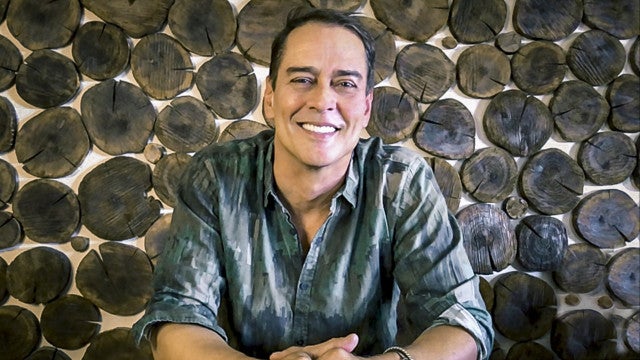 Filhos de Marcello Antony fazem faxina e trabalham em restaurante, em Lisboa