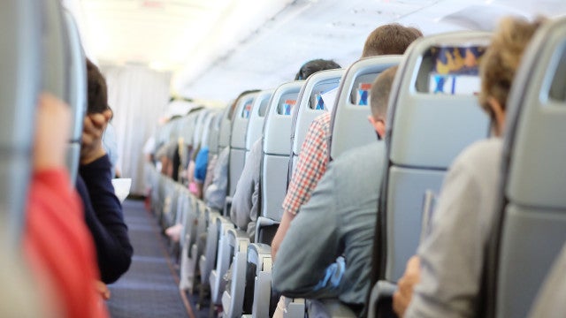 Mulher pega voo para ir a casamento do pai e chega… um ano antes