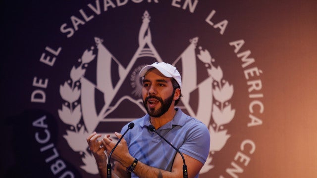 Bukele chama gangues de satânicas e diz que apaziguar El Salvador foi um milagre