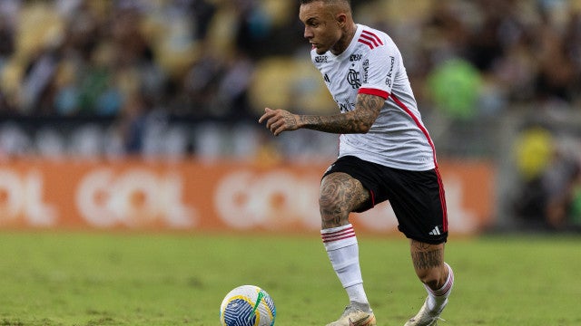 Flamengo aplica 6 a 1 no Vasco e vira líder provisório do Brasileirão