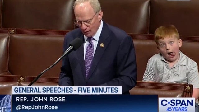 Filho de deputado republicano rouba a cena durante discurso; vídeo