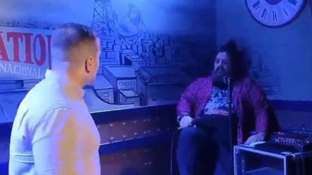 Homem agride comediante que fez comentários sexuais sobre seu filho de três meses