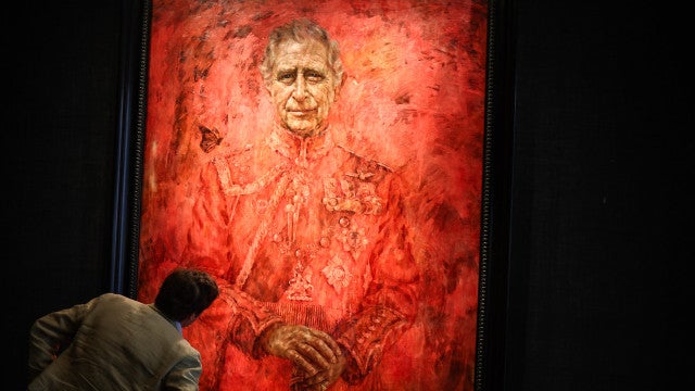 Ativistas veganos colam lambe-lambes em retrato oficial do rei Charles 3º