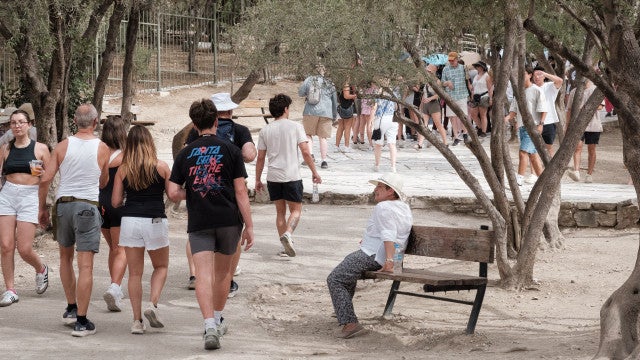 Três turistas mortos e vários desaparecidos em onda de calor na Grécia
