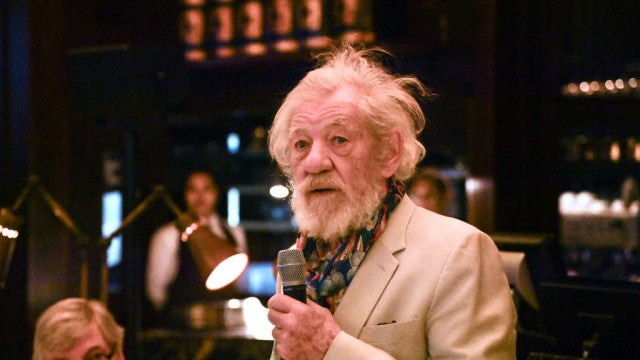 Ian McKellen, intérprete de Gandalf e Magneto, é hospitalizado após cair do palco durante peça