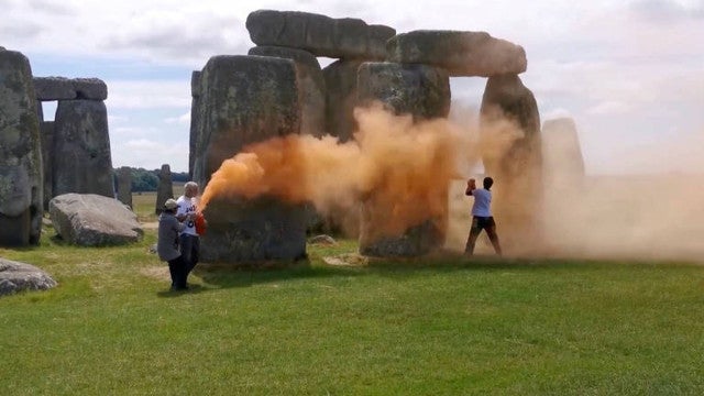 Ambientalistas jogam tinta em Stonehenge em protesto contra combustíveis fósseis