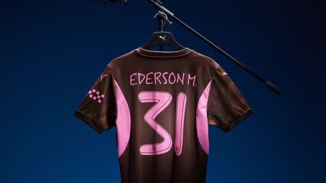 Manchester City lança novo uniforme em parceria com Noel Gallagher; veja
