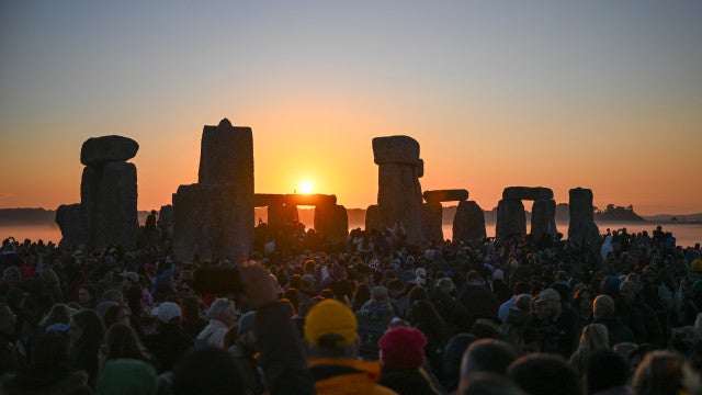 Stonehenge: Tradição reúne centenas para ver o nascer do sol; veja