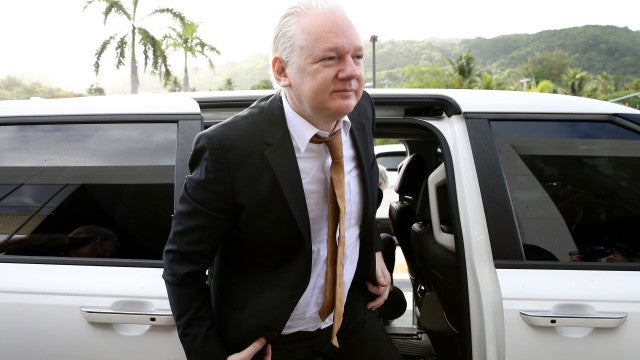 Assange chega à Austrália: ‘precisa de tempo antes de falar’, diz esposa