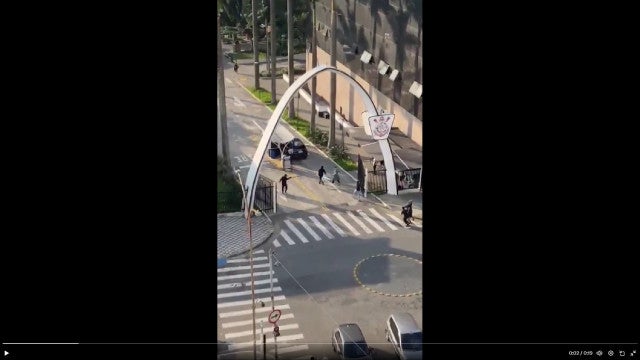 Torcedores do Corinthians invadem as instalações do clube; veja