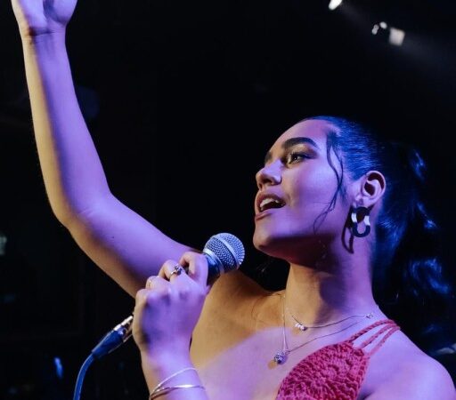 Em passagem por Cuiabá, Aranyn faz show no Teatro Zulmira com ingresso solidário