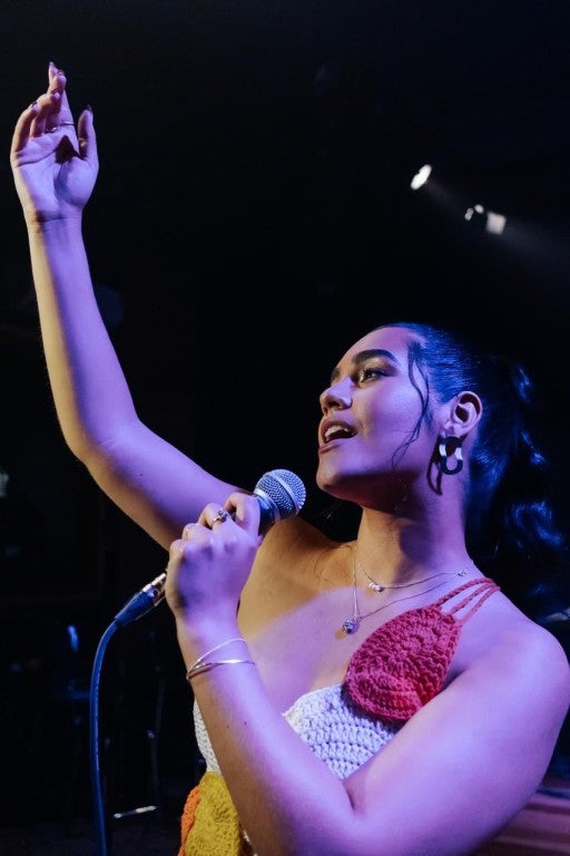 Em passagem por Cuiabá, Aranyn faz show no Teatro Zulmira com ingresso solidário