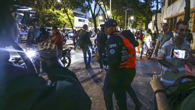 Venezuelanos rejeitam resultados eleitorais nas ruas: "Governo vai cair"