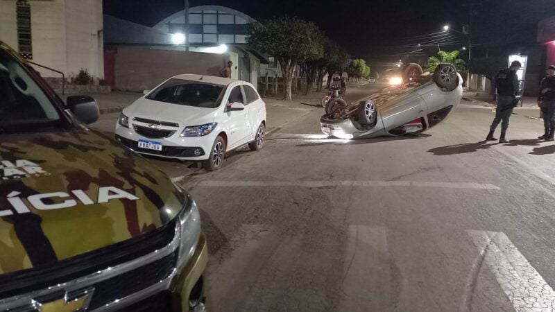 Em Guarantã do Norte Carro bate em outro e fica de rodas para cima