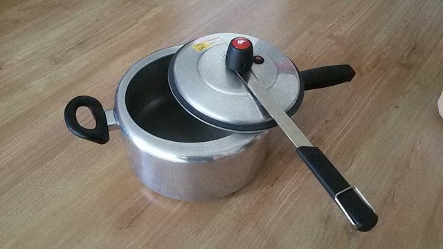 Mulher quebra mandíbula após explosão de panela de pressão