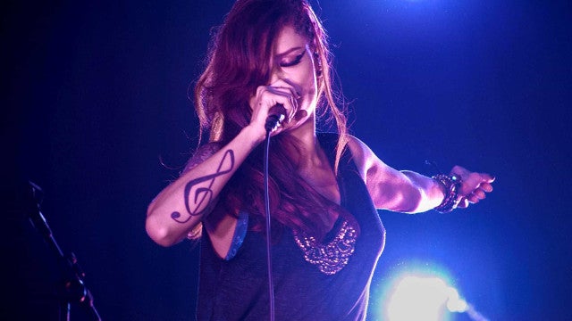 Após cirurgia de emergência, Pitty volta a fazer show, mas sentada