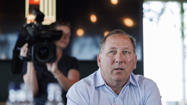 John Textor contrata ex-promotor do Fifagate para processar Leila Pereira: ‘Vou atrás dela’