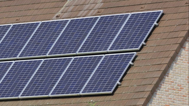 Idoso morre após cair de 4º andar enquanto limpava placas solares em MG