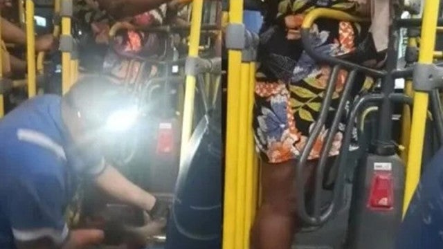 Mulher obesa fica presa em catraca de ônibus por mais de duas horas