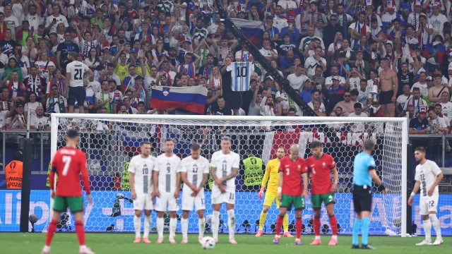 Virou hábito? Eslovenos recorrem a Messi para ‘cutucar’ Cristiano Ronaldo