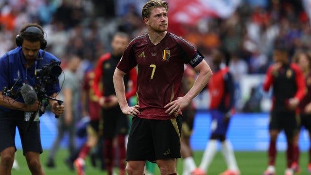 De Bruyne se irrita com pergunta e ofende jornalista, que rebate: ‘Mimado’