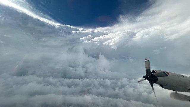 Avião entra no olho do Furacão Beryl; veja o vídeo