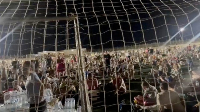 Incêndios obrigam turistas a fugir de hotéis na Grécia; veja as imagens