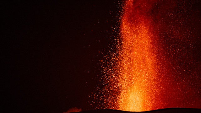 Erupção Etna intensifica-se com lava e nuvem de fumaça de 5 km