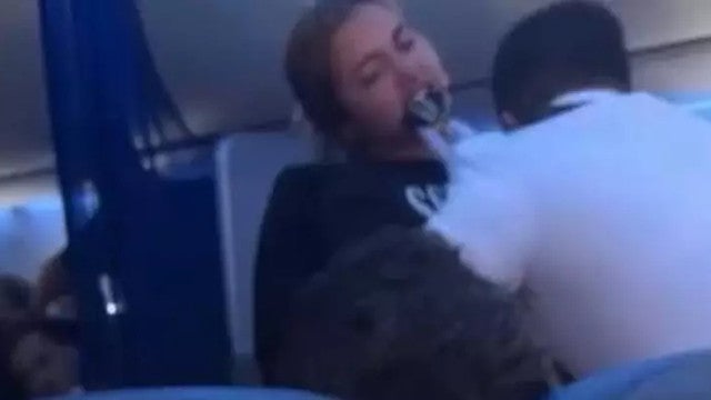 Passageira morde tripulante e força pouso de emergência em voo nos EUA