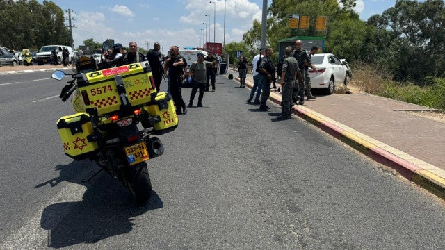 Atentado com carro deixa quatro feridos em estação de ônibus em Israel
