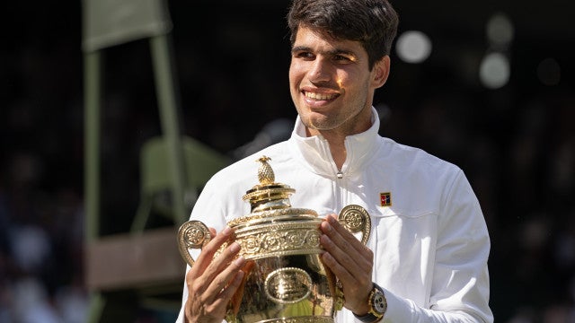 Alcaraz enfatiza início de caminhada e comemora conquista de Wimbledon; Djokovic se emociona